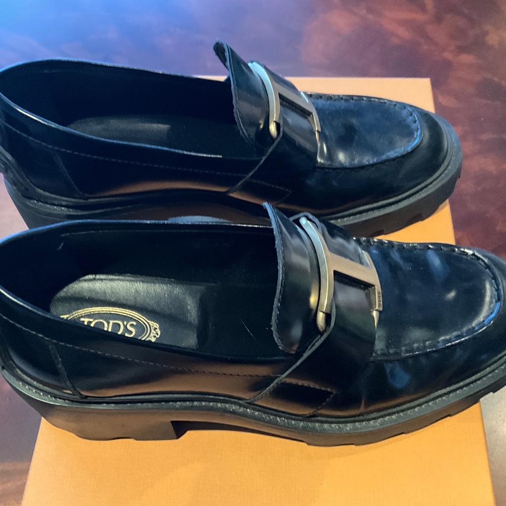 TOD’S Black Leather Lugg Sole Loafer in Size 9 with Gold Buckle - Picture 3 of 7
